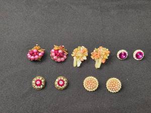 lot 7 image: Collection of 5 Pairs of Vintage Clip-On and Stud Earrings