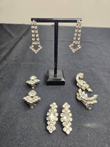 lot 68 image: Set of Vintage Rhinestone Clip-On Earrings - display not inc