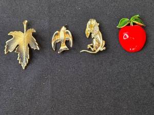 lot 86 image: Collection of Vintage Enamel and Rhinestone Brooches