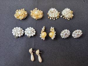 lot 87 image: Collection of Vintage Clip-On Earrings