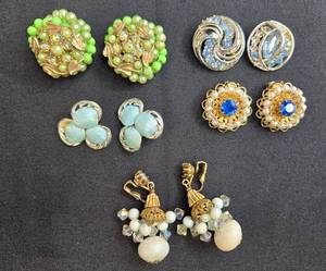 lot 94 image: Vintage Clip-On Earrings Collection