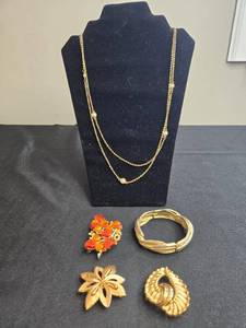 lot 97 image: Set of Vintage Jewelry Including Gold-Tone Necklace and Brooches - display not inc