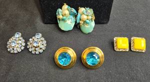 lot 99 image: Collection of Vintage Clip-On Earrings