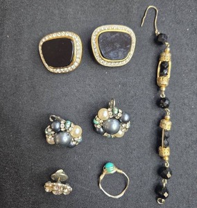 lot 100 image: Assorted Vintage Jewelry Collection Earrings, Pin and Ring