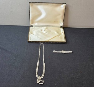 lot 109 image: Vintage B M Co Fine Quality Necklace and Bracelet Set in Orig Box