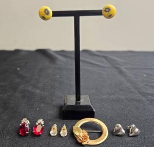 lot 120 image: Vintage Jewelry Set with Earrings and Krementz Gold Tone Plated Pin