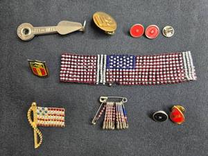 lot 124 image: Collection of Military and Patriotic Pins and Accessories