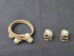lot 157 image: VTG Expandable Faux Pearl & Gold Tone Bracelet w Matching Earrings