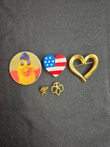lot 181 image: Collection of Decorative Brooches and Pins