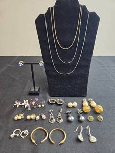 lot 187 image: Set of Vintage Costume Jewelry Including Earrings and Necklaces