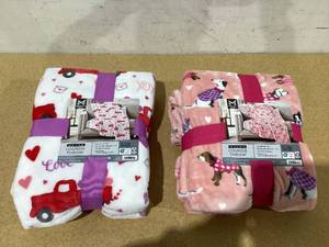 lot 610 image: LOT OF 2 Members Mark Lounge Throw 60 in x 70 in