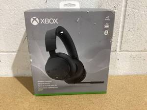 lot 527 image: Xbox Wireless Headset Xbox Series XS, Xbox One, and Windows Devices