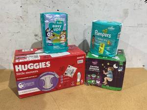 lot 444 image: LOT OF 4 Diapers