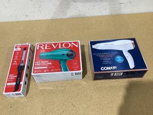 lot 702 image: LOT OF 3 Miscellaneous Hair Tools