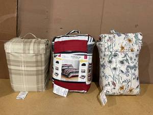 lot 581 image: LOT OF 3 Comforter Sets With Sheets