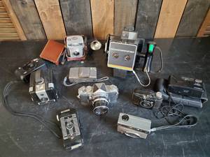lot 12 image: 10 Vintage Cameras Poloroid, Spartus, Beacon and More