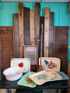 lot 20 image: Vintage Lot of Dinner Trays, Large Porcelain Pan, and More
