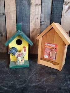 lot 22 image: Bird House with roster Dcor and New Bat House