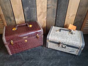 lot 31 image: Antique Samsonite and GadAbout by Neevel MakeupSuitcase