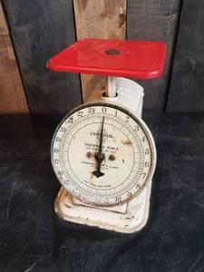 lot 32 image: Vintage Universal Household Scale Great color