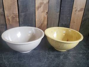 lot 39 image: 2 Texas Ware Bowls with Great Color