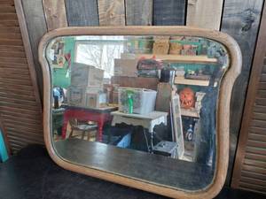 lot 80 image: Gorgeous Vintage Mirror  Large Wooden Frame