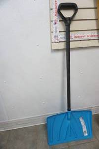 lot 44 image: Steel Core snow shovel