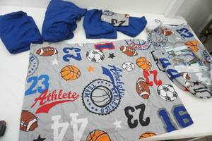lot 60 image: Twin Sheet Set 2 shams, 2 pillow cases, flat, fitted