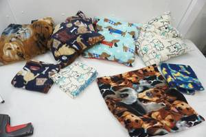 lot 85 image: unfinished fleece pillows 17.5 square (8ct)