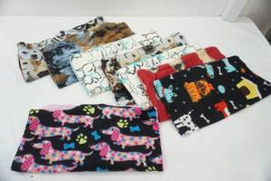 lot 87 image: unfinished fleece pillows 17.5 square (8ct)