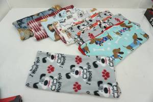 lot 88 image: unfinished fleece pillows 17.5 square (8ct)