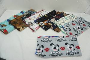 lot 90 image: unfinished fleece pillows 17.5 square (8ct)
