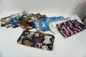 lot 94 image: unfinished fleece pillows 17.5 square (10ct)