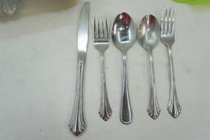 lot 100 image: flatware lot