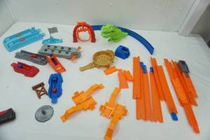 lot 106 image: Hot wheels tracks & accessories
