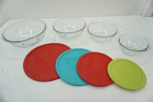 lot 129 image: Pyrex bowl & lid set