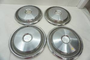 lot 141 image: Vintage Chevy Hubcaps 4ct