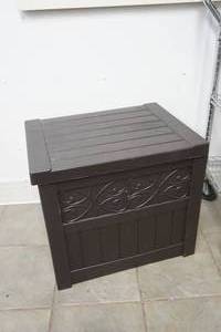 lot 146 image: 22 gallon deck box-poly
