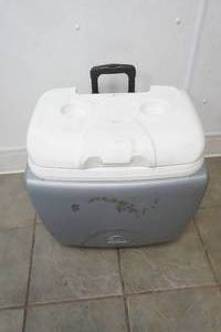 lot 152 image: Igloo cooler with pulling handle and wheels
