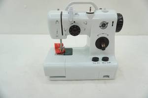 lot 174 image: Loops & Threads portable mini sewing machine