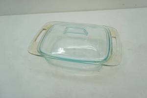 lot 178 image: Pyrex Baking Dish & Lid 8x 8