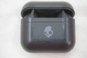 lot 204 image: earbuds