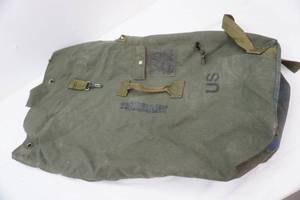 lot 215 image: US Army Duffle Bag