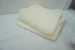 lot 224 image: 2 Bath Towels, several hand towels & washcloths (NEWLIKE NEW)