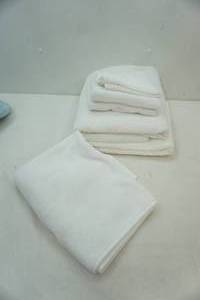 lot 225 image: 2 bath towels, 2 hand towels, 1 bath mat (NEWLIKE NEW)