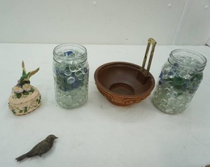 lot 250 image: Decor Lot