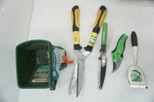 lot 259 image: gardening tools lot