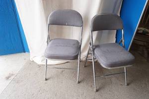 lot 329 image: 2 padded folding chairs