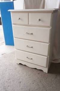 lot 332 image: 4 drawer dresser 28.5x17x40