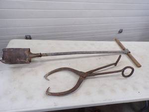 lot 21 image: Vintage Ice Tongs and Post Auger